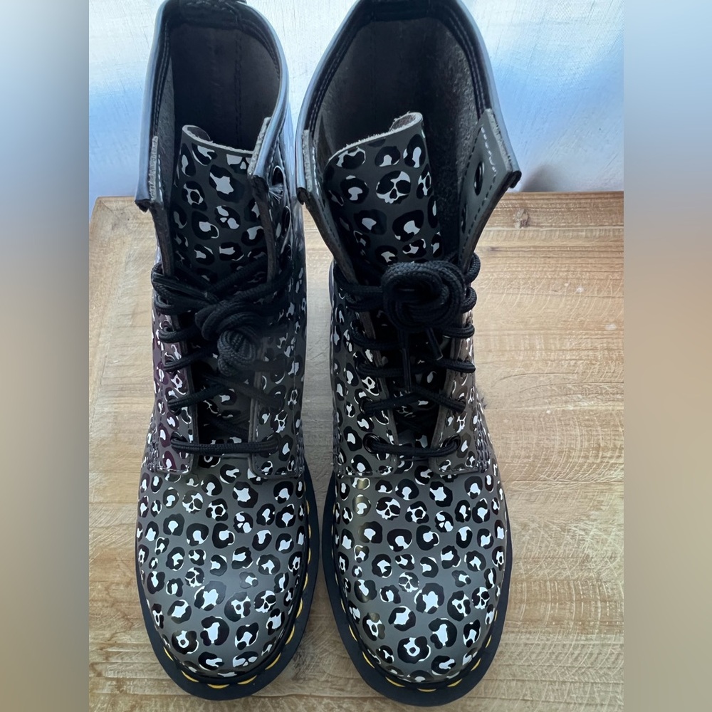 Dr Martens Women's 1460 8 Eye Boot Size 7 In Leopard Print New - Picture 3 of 11